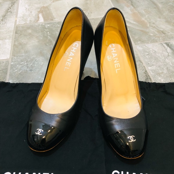 CHANEL Round Toe Leather Pumps - Picture 2 of 12